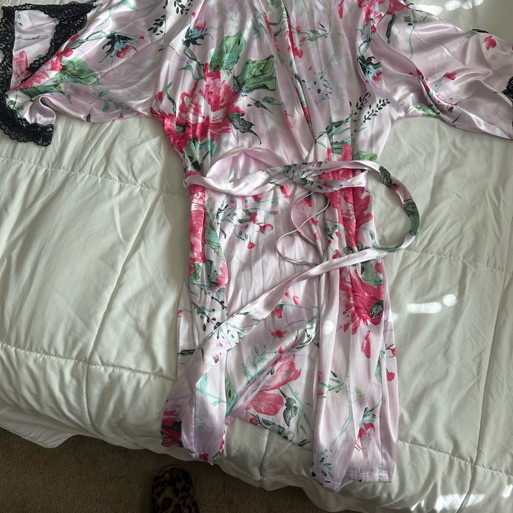 Robe - Picture 2 of 5